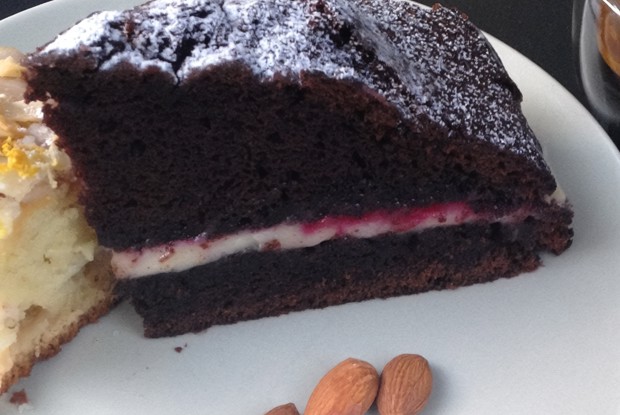 Шоколадный торт с кремом маскарпоне и смородиновым джемом
