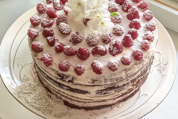 Шоколадный торт с малиной и сливочным кремом