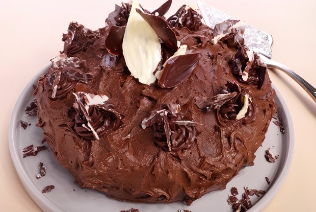 Шоколадный торт с малиной и трюфелями