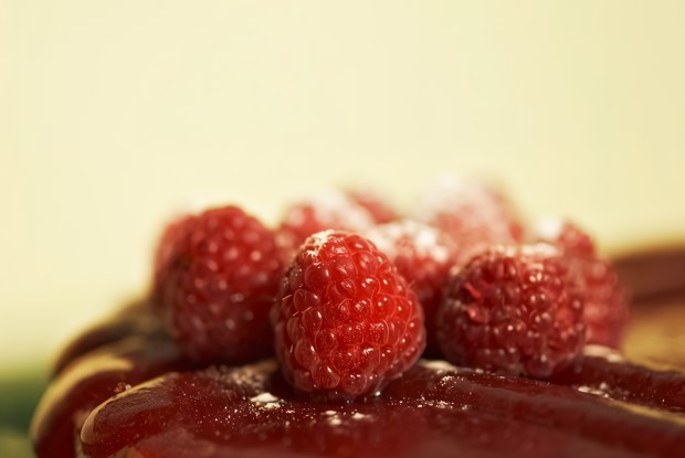 Шоколадный торт с малиной