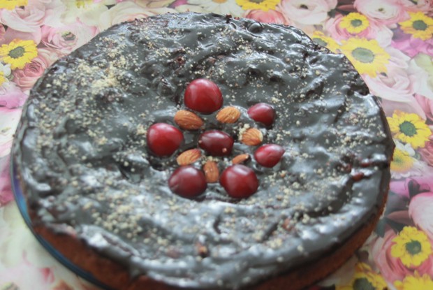 Шоколадный торт с миндалем