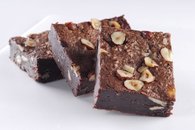 Шоколадный торт с орехами