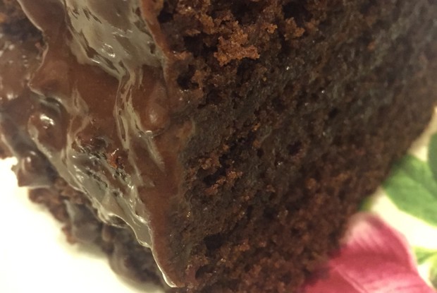 Шоколадный торт с орешками и какао