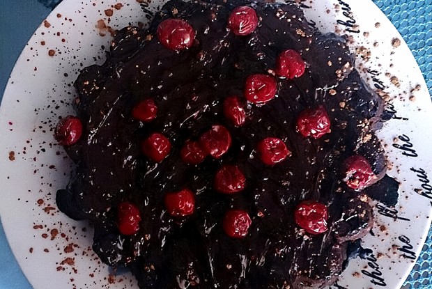 Шоколадный торт с вишней и кофе