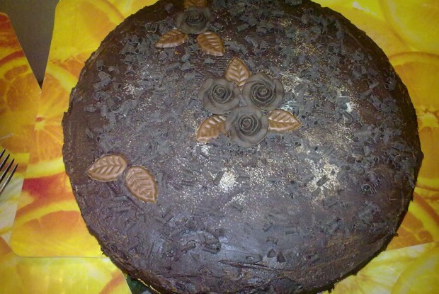 Шоколадный торт с вишней и коньяком