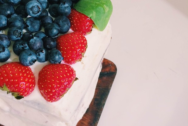 Шоколадный торт со свежими ягодами