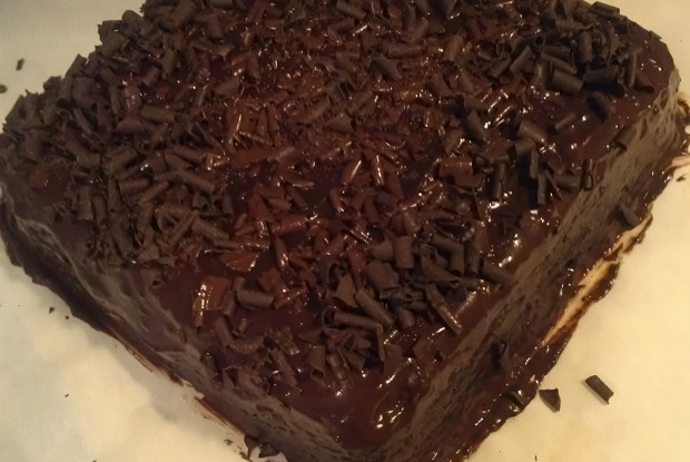 Шоколадный торт в глазури