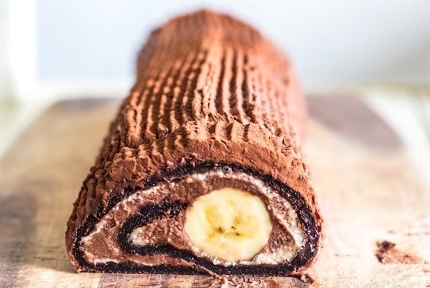 Шоколадно-банановый рулет с кремом и взбитыми сливками