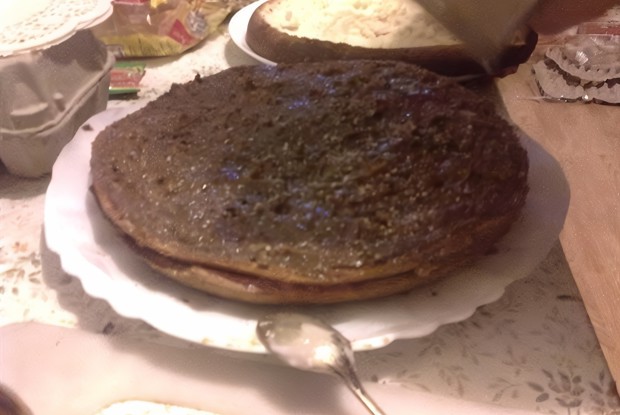 Шоколадно-клубничный торт со сгущенкой и орешками