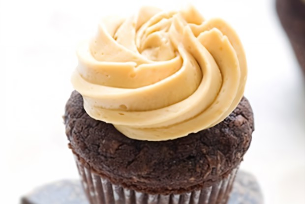 Шоколадно-кокосовые маффины с карамельным кремом