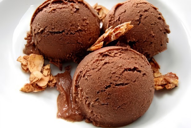 Шоколадно-кокосовый сорбет с пряными миндальными хлопьями