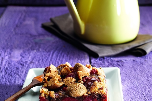 Шоколадно-кремовый пирог с вишней