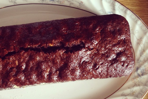 Шоколадно-медовая коврижка с изюмом и орехами