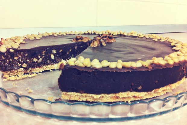 Шоколадно-ореховый торт из печенья