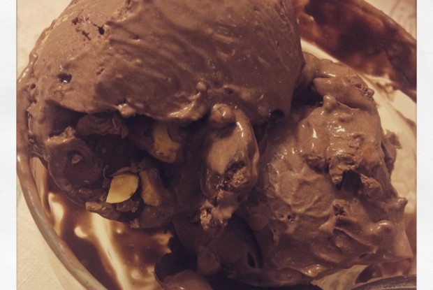 Шоколадно-ореховое мороженое