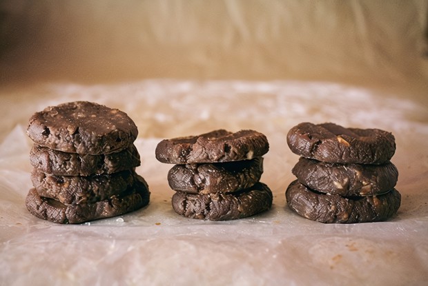 Шоколадно-ореховое сырое печенье