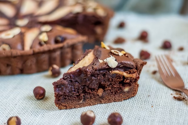 Шоколадно-сырный торт с лесными орехами