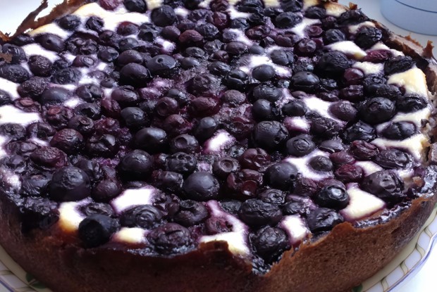 Шоколадно-творожный пирог с черникой