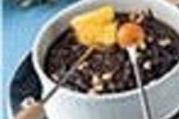 Шоколадное фондю с сухофруктами