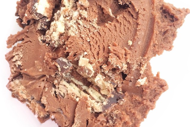 Шоколадное мороженое с конфетами KitKat