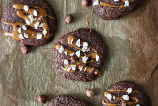 Шоколадное печенье с карамелью и фундуком