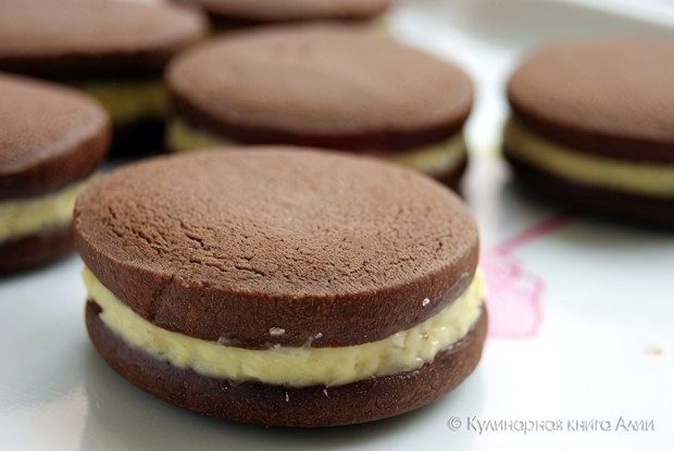 Шоколадное печенье с кокосовым кремом