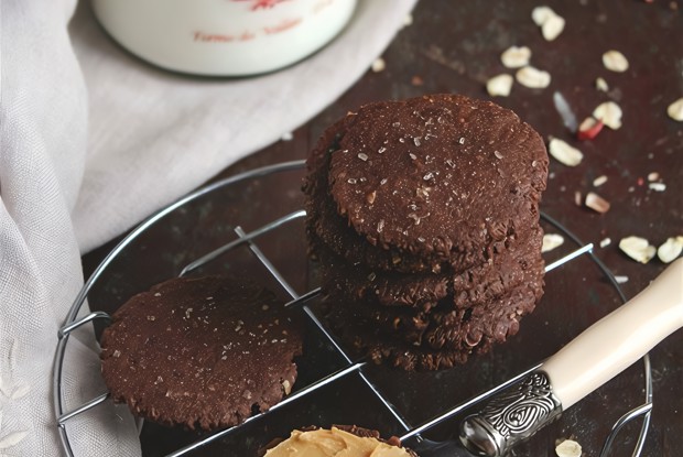 Шоколадное печенье-сэндвич с арахисовой пастой