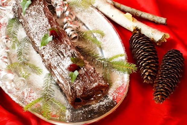 Шоколадное полено с кремом из каштанов и ягодами