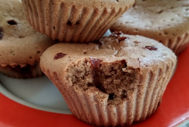 Шоколадные маффины с кусочками шоколада и орехами