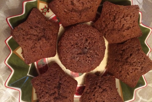 Шоколадные маффины с маленькими кусочками шоколада