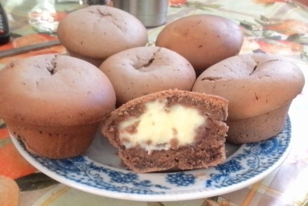 Шоколадные маффины с заварным кремом