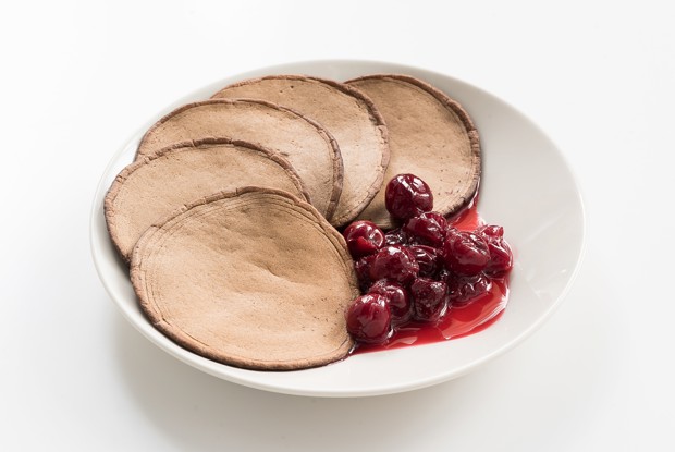 Шоколадные оладушки с вишней