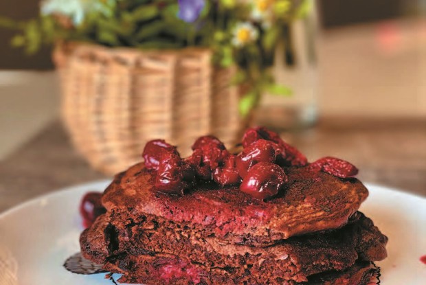 Шоколадные панкейки с вишней