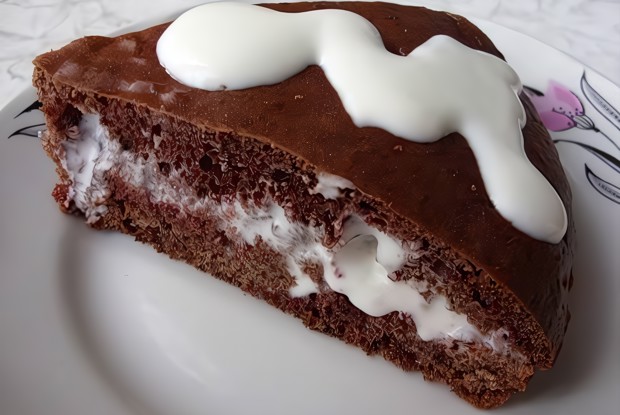 Шоколадный бисквит с кремом и грецкими орехами
