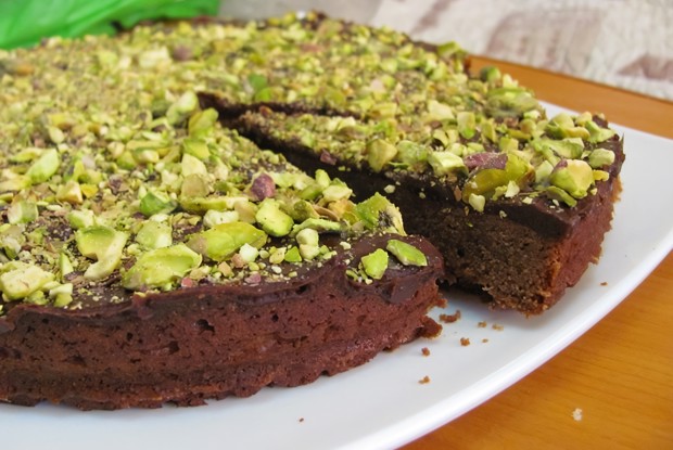 Шоколадный пирог с фисташками