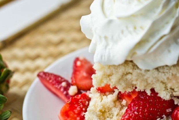 Шорткейк амишей со свежей клубникой и сливками