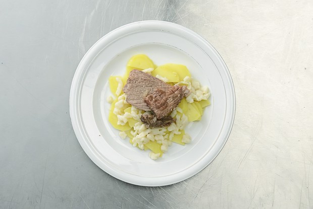 Шпецле с тушеным мясом и картофелем