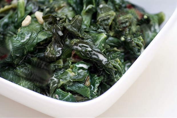 Шпинат по-итальянски с чесноком и лимонным соком