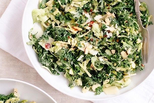 Шпинат с кешью и ореховым соусом