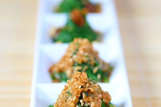 Шпинат с кунжутом и чесноком