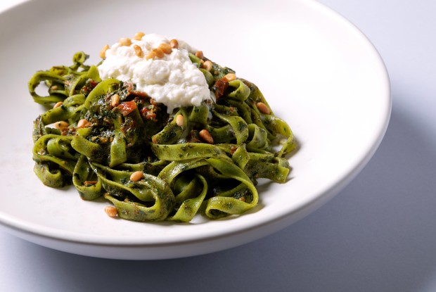 Шпинателле со страчателлой, вялеными томатами и соусом песто