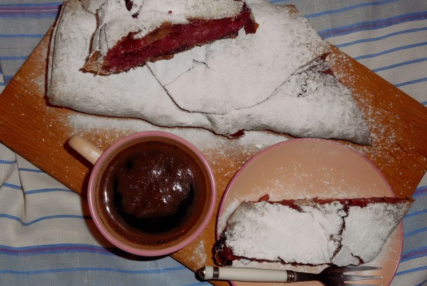 Штрудель из цельнозерновой муки с вишнево-яблочной начинкой