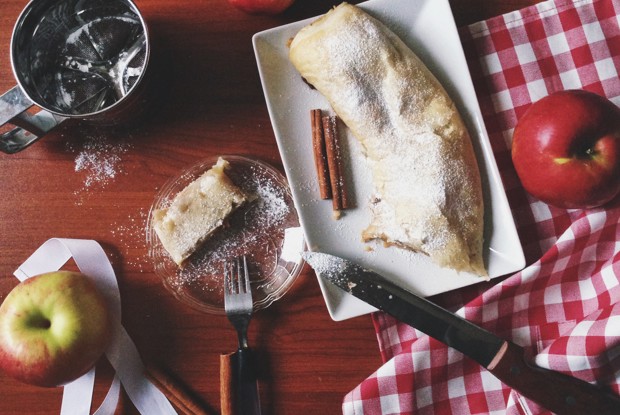 Штрудель яблочный с цедрой лимона