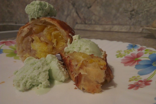 Штрудель с бананом и мандаринами