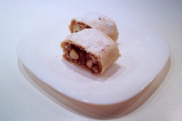 Штрудель с яблоками и изюмом
