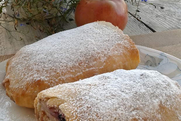 Штрудель с яблоками и корицей
