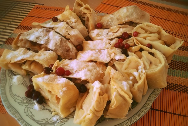 Штрудель с яблоками, корицей и пломбиром