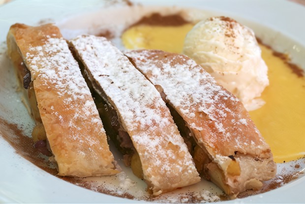 Штрудель с яблоками и медом