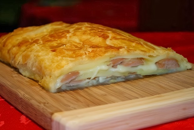 Штрудель с картофелем и сосисками