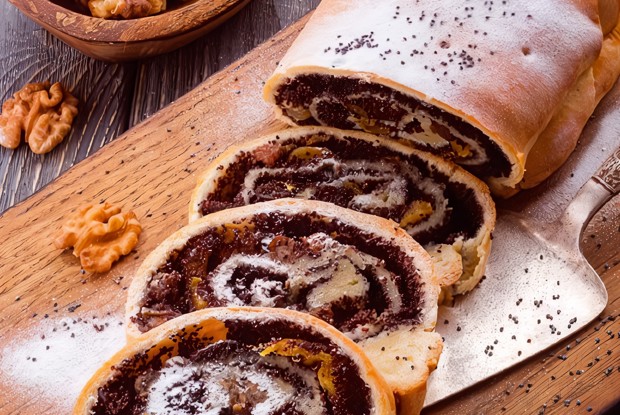 Штрудель с маком, орехами и курагой